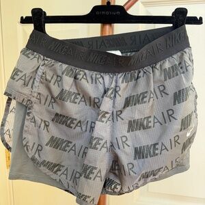 Nike Women’s 2in1 Shorts with Logo – 3.5" inseam